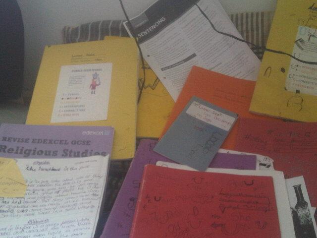 Yungsibz's tweet photo. Bare revision and I ent even started gunna beed a FAT bumbaclart piff boi http://t.co/njf6I7JmaU