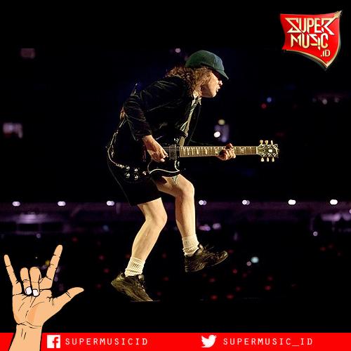 1955: Happy Birthday Angus Young gitaris dan salah satu pendiri dari AC/DC 