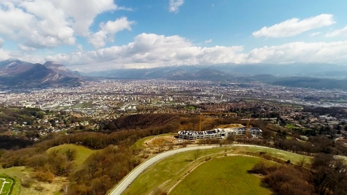 AltusFocus's tweet image. Vols (légaux !) au dessus de Grenoble pour Les Productions du Moment, (docu 52 mn à venir pour TF1 Reportages)