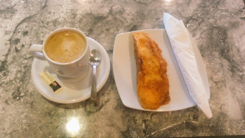 jcbllrs's tweet photo. Rico desayuno en Bar Restaurante Los Rosales ( típicas torrijas de Semana Santa ) http://t.co/dmFt2iVXpA