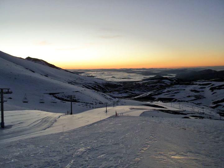 Alto_Campoo's tweet photo. Nieve, sol, mar de nubes... Mañanas en #AltoCampoo #TengoGanasDeNieve http://t.co/PsdX0au9Vq