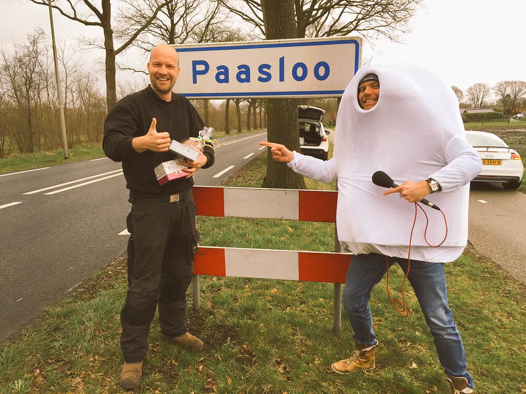 Roel Oosterveld was er als de kippen bij! Hij wist als eerste waar #MisterEi stond! #paasloo <a href="/SilvanStoet/">Silvan Stoet</a>