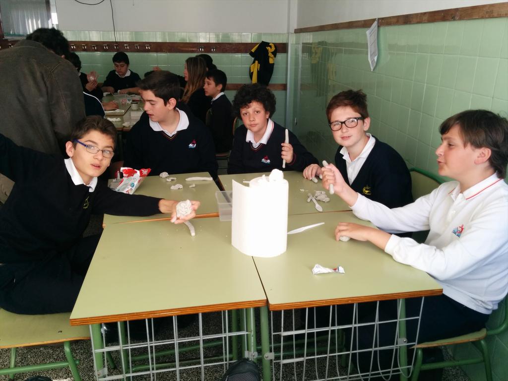 AgusAgusgf's tweet photo. #SetmanaCulturalSM Taller Siurells a escola Santa Mònica. Podem montar una tenda! http://t.co/SOXncIe7Fg