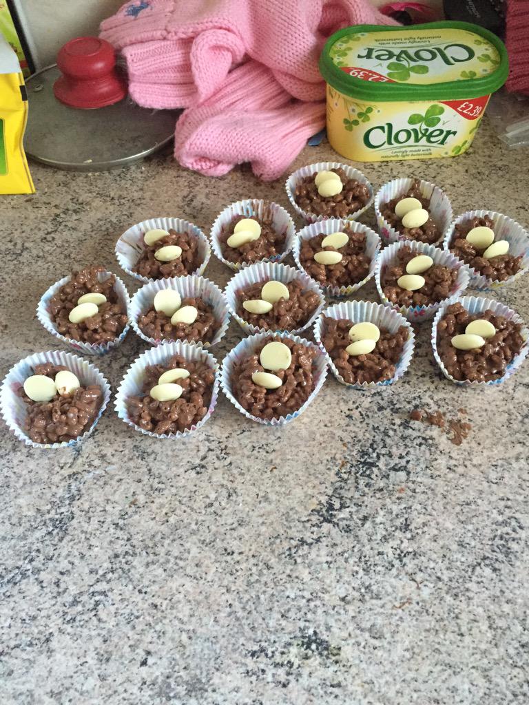 1990_kathryn's tweet photo. Kids making cakes this morning http://t.co/YFQqfo6YWN