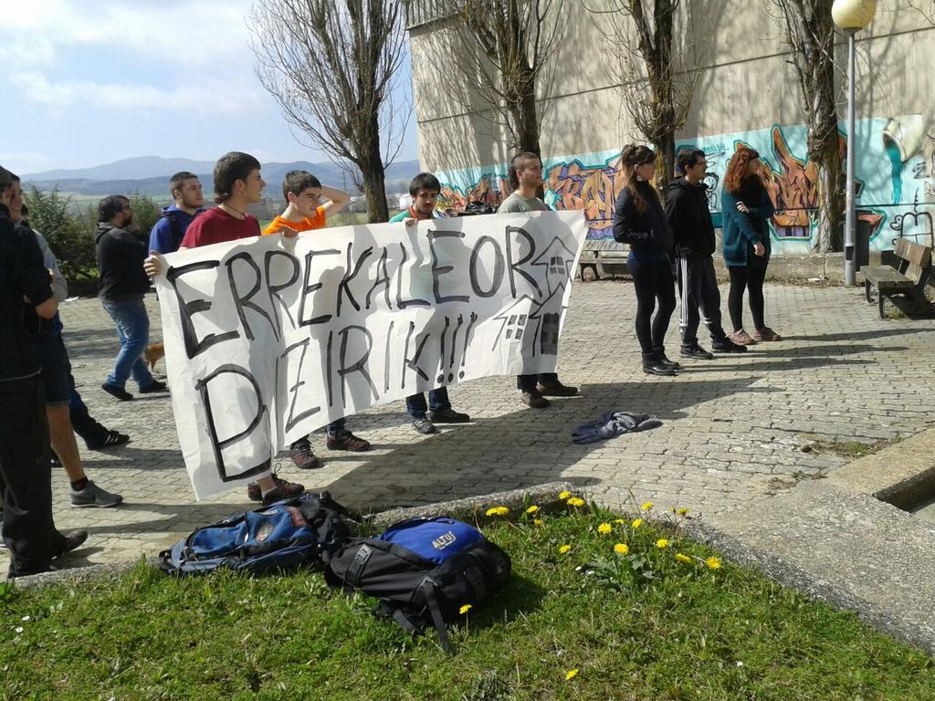Errekaleor's tweet photo. ERRESISTITZEN JARRAITZEN DUGU!!! JENDEA ERE HASIA DA HURBILTZEN! ETOR ZAITEZTE DENOK!!! @topatuinfo @GazteIraultza http://t.co/5LhV8Sijqq