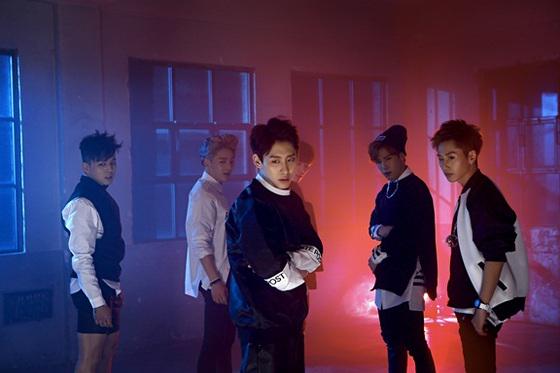 C2KOFFICIAL's tweet photo. #엔소닉 "해외서 더 인기? 한국에서도 사랑받고 싶어요"(인터뷰) http://t.co/o7azzeX0Bo http://t.co/mGHBO2Xdlo