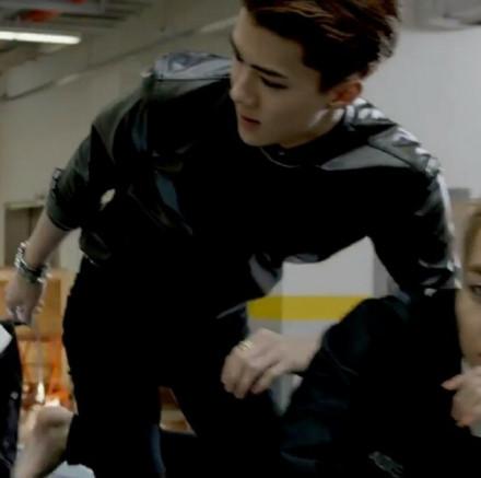 chanstar_92's tweet photo. !! ในเอ็มวี #callmebaby ดูเหมือนว่าเซฮุนจะไม่ได้ใส่รองเทา้ค่ะ

รถแพงๆㅋㅋㅋㅋㅋㅋㅋㅋ
v ;wufanqins http://t.co/RZcZgp8Byb