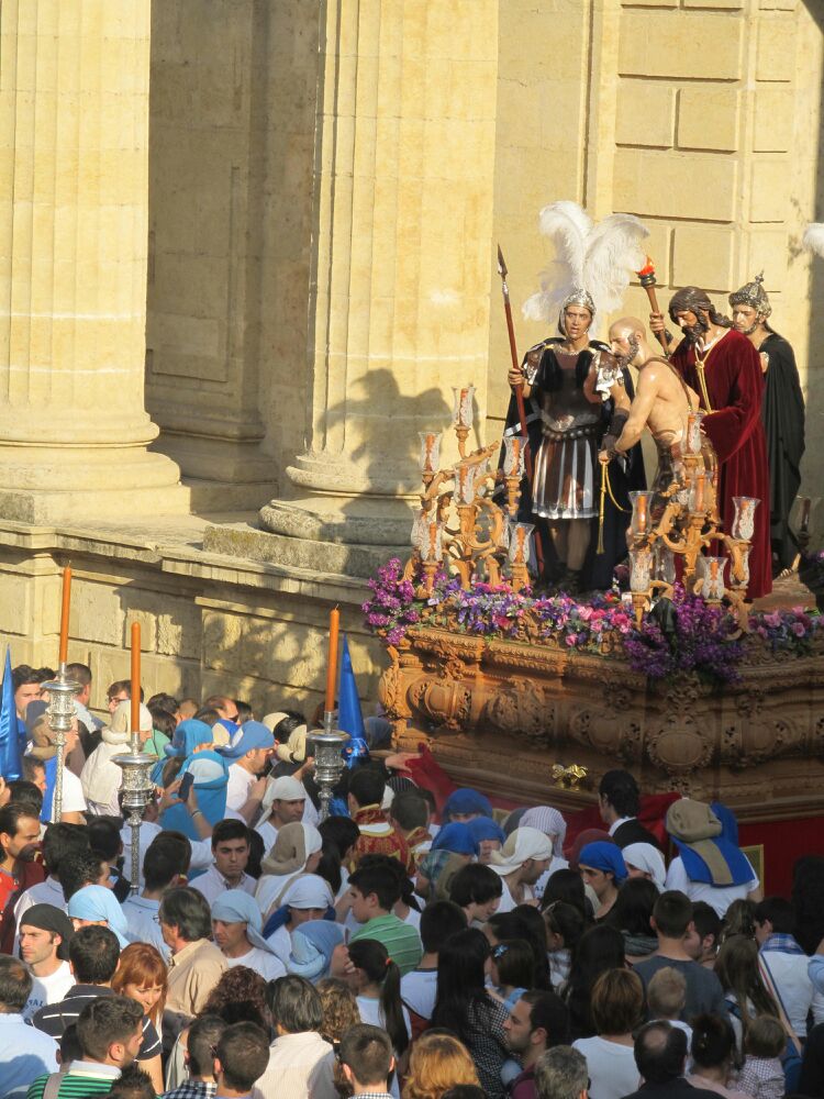 VaralesCofrades's tweet photo. Llego el ansiado Martes Santo. Disfruten hermanos. ¡Feliz estación de penitencia! http://t.co/NNXnZLZ2gh