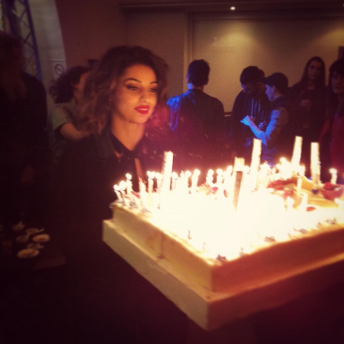 teamtal_maeva's tweet photo. “@DecibelsProd_: Merci à @TalOfficial et à tous pour cette belle tournée ! 128 bougies pour 128 dates ! http://t.co/LEFM2TUsyD”