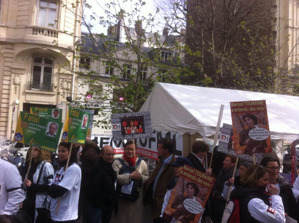 SoMartos's tweet photo. " tous enfants d'Hippocrate " journée santé morte #LoiSante http://t.co/ekyRjFUNw0