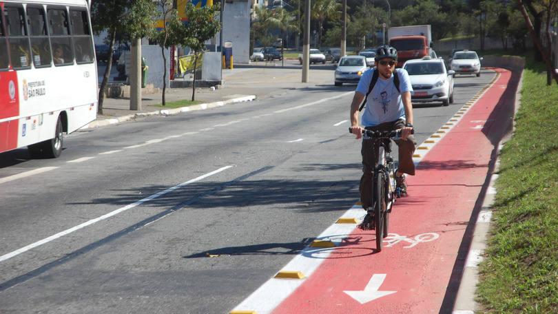 exame's tweet photo. 3 razões para amar e outras 3 para odiar as ciclovias em SP
 > http://t.co/xN2w7pEd7a http://t.co/pFu7C4dEG6
