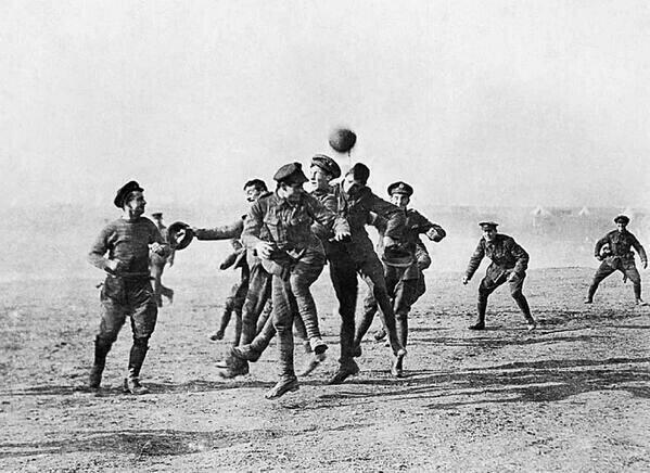 CoinWuTang's tweet photo. Soldados alemanes y británicos olvidaron de la guerra por un momento y jugaron al fútbol en la Tregua de Navidad de … http://t.co/oH9r7UL9vX