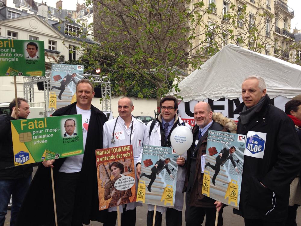 LE_SML's tweet photo. Rassemblement citoyen devant AN #ufml @Drmartyufml @La_FHP @UCDF_syndicat @MarmottesDuBloc http://t.co/XC2umForcz