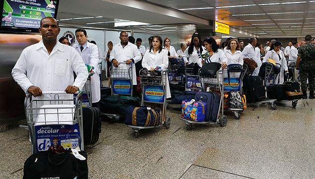 folha's tweet photo. Pressionada, cubana abandona Mais Médicos e foge para os EUA http://t.co/BZKfVJlEwP http://t.co/DcAbECxROV