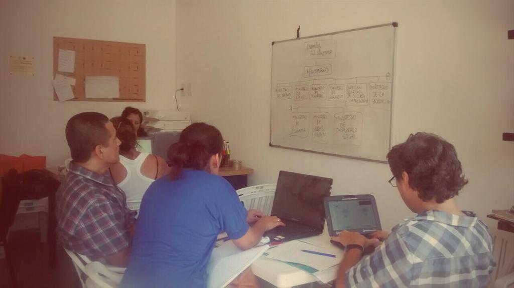EVbelgrano's tweet photo. #CursoDeOperadorDePc dl #CFP408 aprendimos a archivos en carpetas. @PabloBruera @smartorelli @lriesgo @plambertini http://t.co/4H094J9Eac