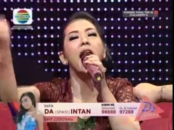 Muchlis_ys's tweet photo. RT @IndosiarID: Pastinya dapet woyo-woyo lah dari Ma'e @showimah #DAcademy2 http://t.co/Fm8fQreB8n