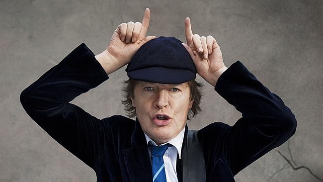 ¡Feliz cumpleaños Angus Young! El guitarrista de <a href="/acdc/">AC/DC</a> cumple 60 años hoy. #efemérideRS
