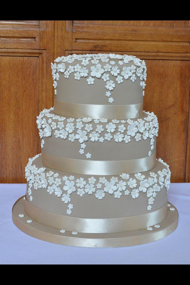 ElbcafeElster's tweet photo. Last week's #WeddingCake #cake #cakegallery #cakeart #bake #baking http://t.co/7hDsoLlbzU:  http://t.co/2rv9Hgs8jo via @CaptainCupcake8