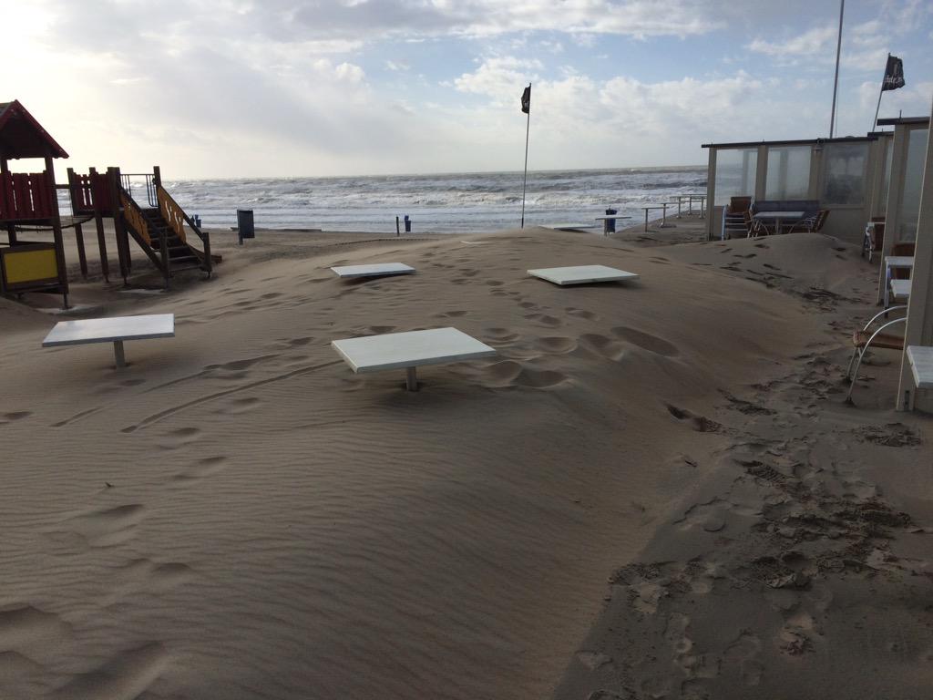 Onze tafels waaien in geen geval meer weg!! Morgen beetje schepwerk.