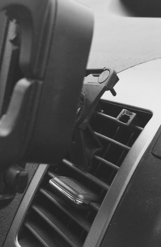 KevinBaird's tweet image. Drat. My trusty #RocketFish dash mount failed today. Is that still the one to get? What’s your favorite?