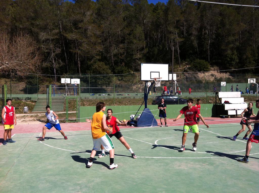 Els cadets han treballat la defensa col•lectiva amb l'ajuda d'una corda #costatfeble #campus3segons #4tdia #collell