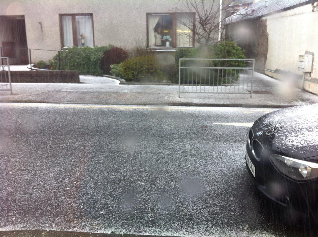 NicolsonMaps's tweet photo. Snowing and it's almost April http://t.co/VBq8NsQOhy
