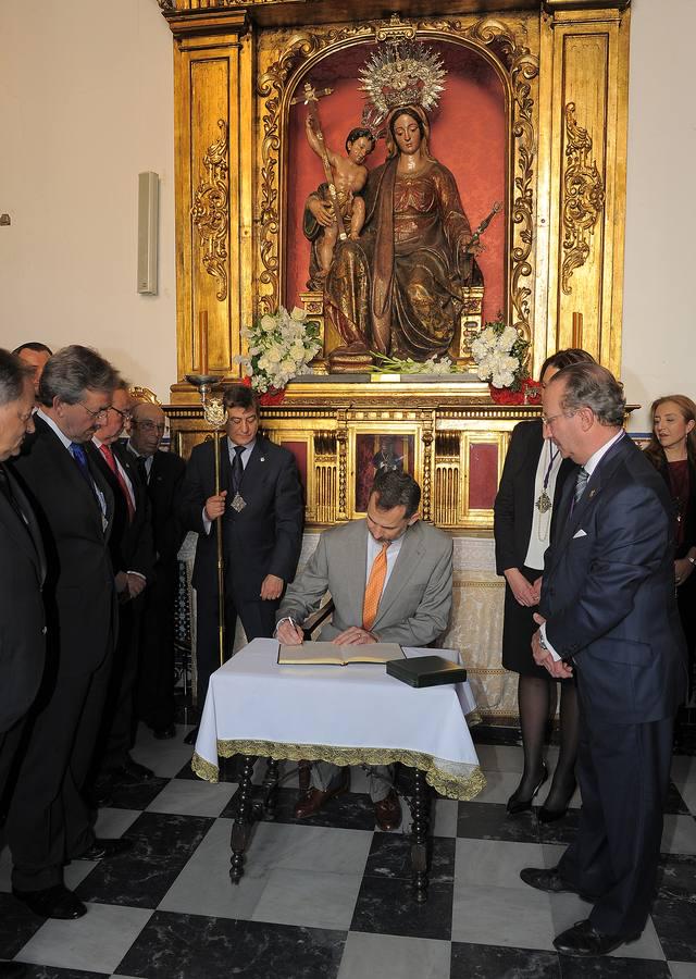 Hdad_Museo's tweet photo. Más imágenes de la visita que recibimos ayer por parte de Su Majestad @SMelReyFelipeVI. (Vía @abcdesevilla) http://t.co/oommx63oNg