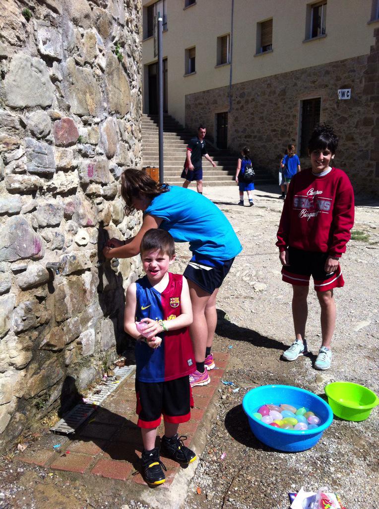 L'Alex, el més petit del #campus3segons està preparant els globus d'aigua per la gimcana guarra! #sevaaveunfollon