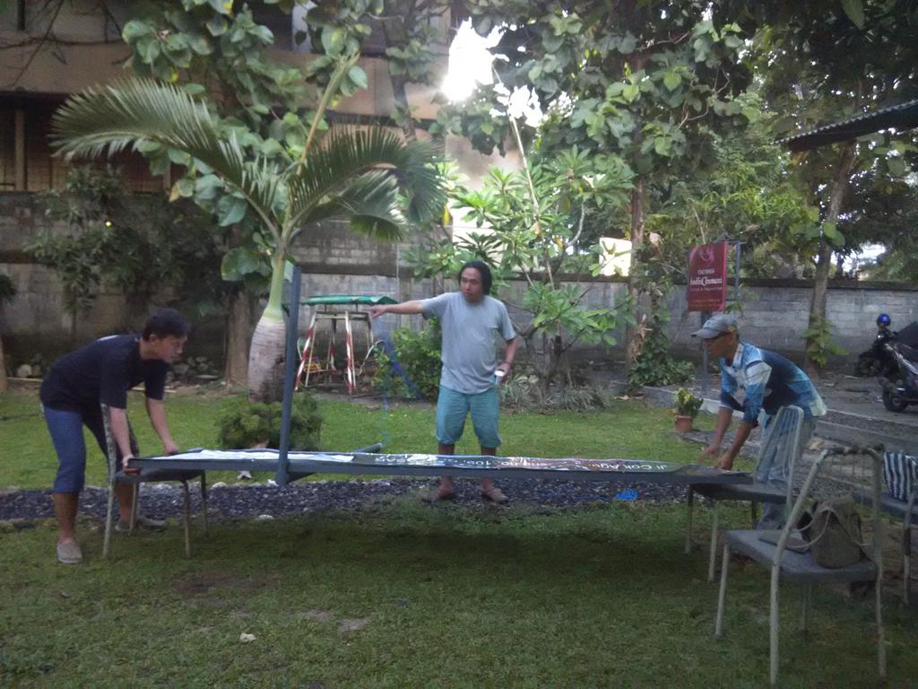 Pemasangan plang nama Jatijagat Kampung Puisi terbaru sore ini (31/3) <a href="/JKP_Bali/">Jatijagat Kamp Puisi</a>