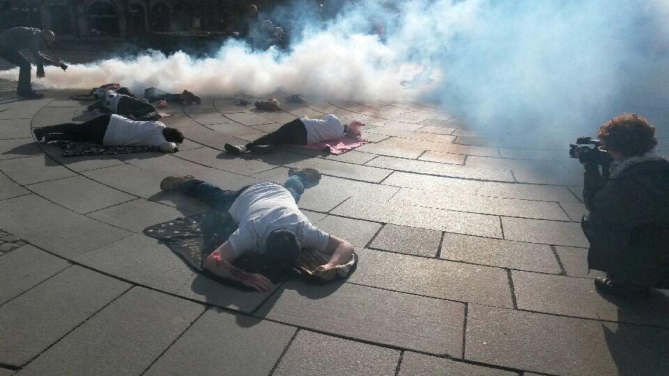 bdsNorway's tweet photo. "Dette er #IDF... Evakuer huset nå" BDS #Norge #Aksjon @Stortinget #PalestineLandDay #Oslo #Norway http://t.co/1FcpUAO6Km