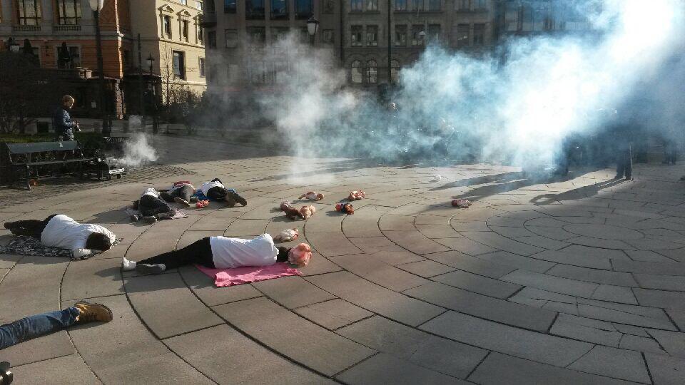 bdsNorway's tweet photo. "Dette er #IDF... Evakuer huset nå" BDS #Norge #Aksjon @Stortinget #PalestineLandDay #Oslo #Norway http://t.co/1FcpUAO6Km
