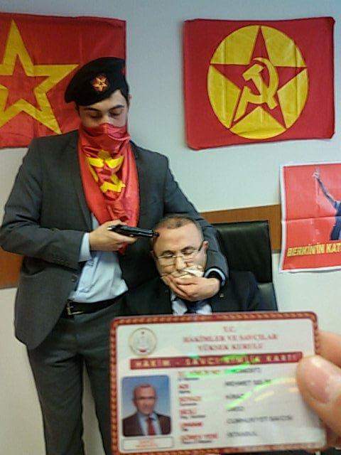 GaziMahallesi's tweet photo. Berkin Elvan soruşturmasını yürüten Savcı Mehmet Selim Kiraz Çağlayan Adliyesi'ndeki odasında rehin alındı. #DHKPC http://t.co/HshurxTM7C