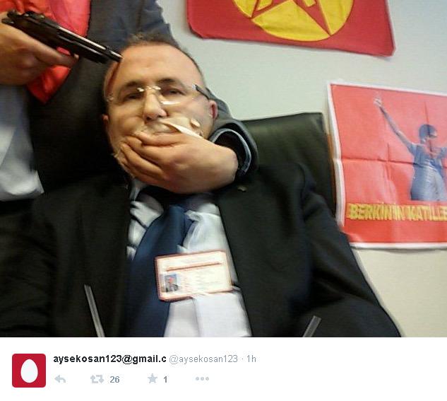 BREAKING: Prosecutor in case into killing of #Gezi's victim taken hostage in #Istanbul courthouse.