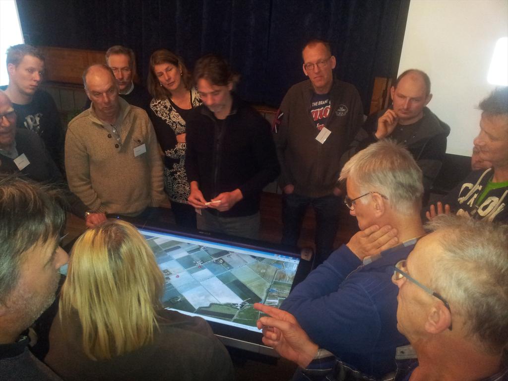 SchobbenH's tweet photo. In Oosterend ook discussie over mogelijke oplossingen om gevolgen van extreme regenbuien te beperken. http://t.co/cmJHaUz2Hc