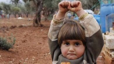 repubblica's tweet photo. Siria, la bimba scambia la fotocamera per un'arma e si "arrende" al fotografo http://t.co/w4m9RcHjk3 http://t.co/80gwiLqMJq