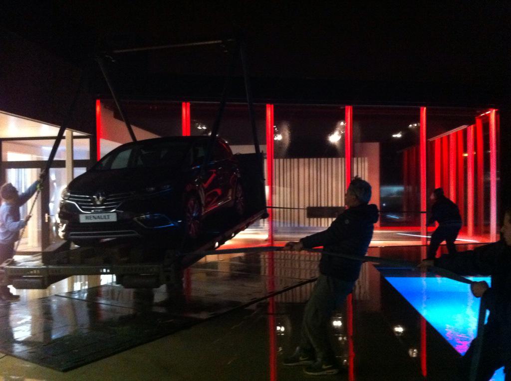 EventHouse1's tweet image. Zo moet je dus een nieuwe #Renault #espace takelen in het midden van de nacht. #event #ddmc