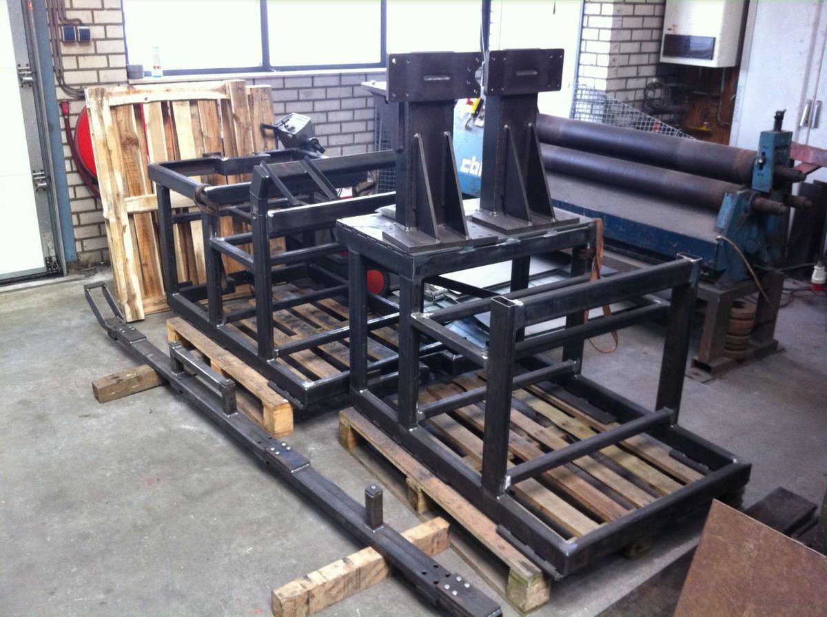 TELAKO_NL's tweet image. Groot #machineframe met diverse losse units staat klaar voor de poedercoater. #maatwerkstaalconstructies
