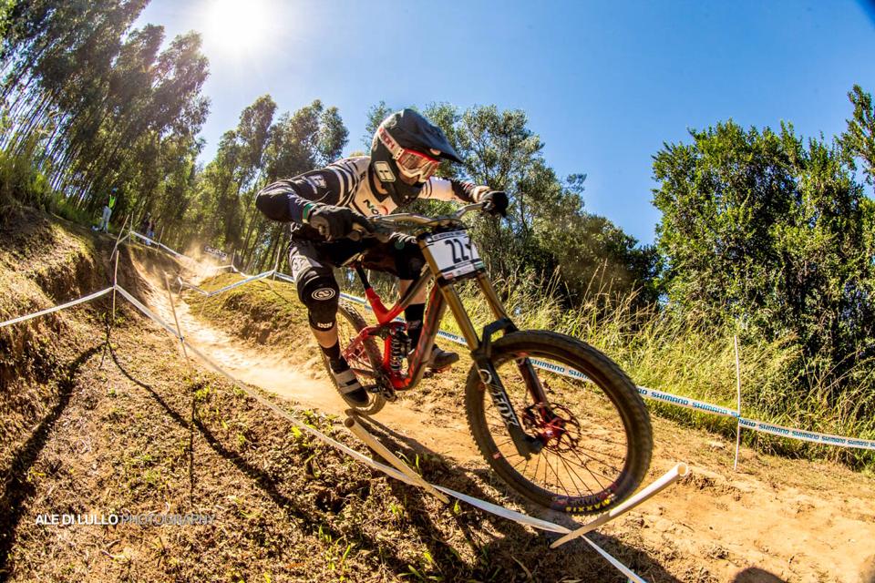ValdiSoleBikeLn's tweet photo. Bandiera italiana sventola alta nel mondo della #DH mondiale!
Go @LorenzoSuding 
#valdisoleworldcup #valdisoleisback http://t.co/qWrxZTnlnJ