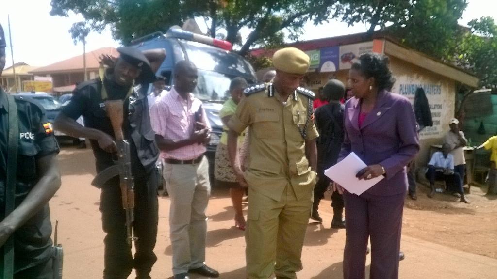 Snduhukire's tweet photo. IGP Gen Kale Kayihura has arrived at the Crime Scene. Receiving briefing from Detective #KiwatuleShooting @ntvuganda http://t.co/SAmSFeRK9p