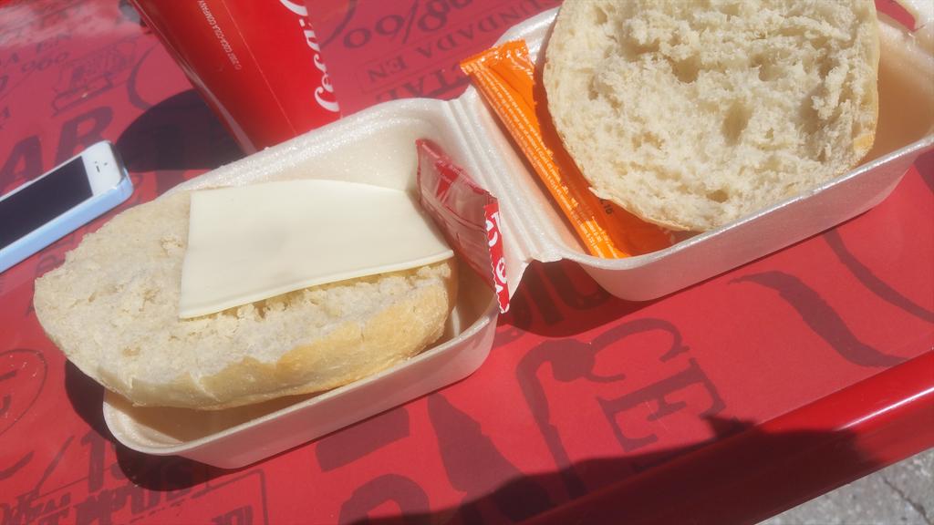 Bea_Mtnez's tweet photo. Pedir una hamburguesa y que te la pongan asi #estapasando http://t.co/IUmxWhRTx8