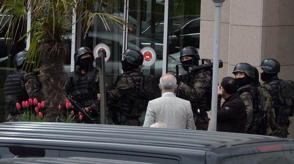 تركيا: قوات خاصة تقتحم محكمة في اسطنبول بعد احتجاز ممثل للنيابة «رهينة» CBbN1fVUIAEfmdt