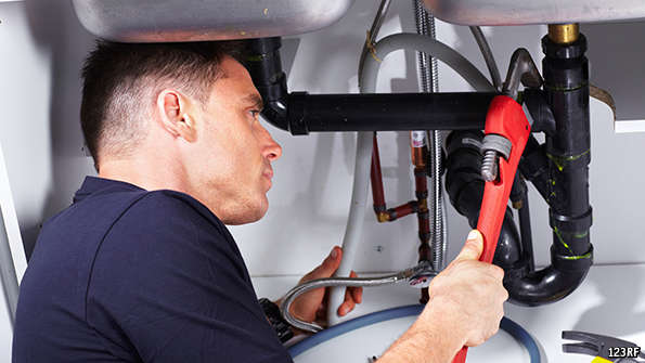 Установщик раковин. Сантехник. Фото сантехника. Слесарь-сантехник. Брутальный сантехник.