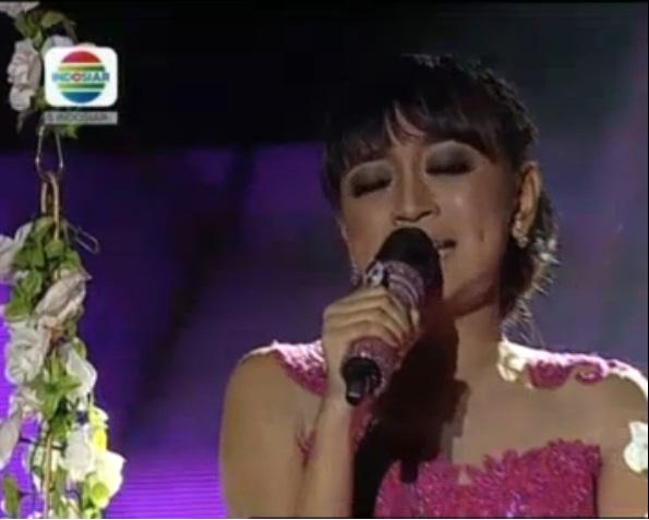 Indosiar's tweet photo. Cantiknya @DA2_Intan diatas ayunan, kalau nyanyinya cantik juga ngga ya? #DAcademy2 http://t.co/b94yTwW0WS