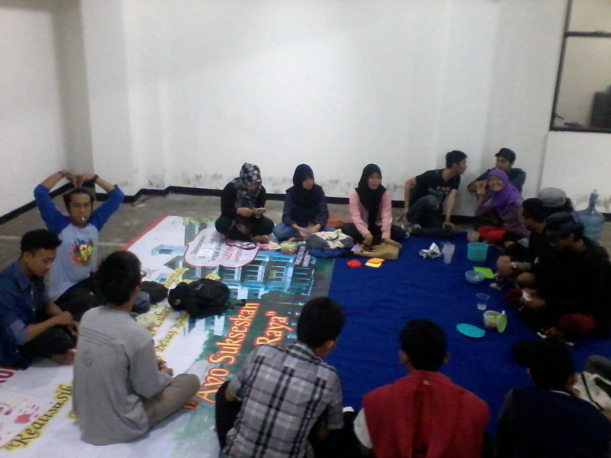 kringcungkring's tweet photo. "SELASAAN" DI @TeaterKala @UKMTEATERUMM @teatersindenUMM @Hompimpah5 @TeaterCremonaFT @TeaterKatamati @bellbabateater http://t.co/BG7sRHIodO