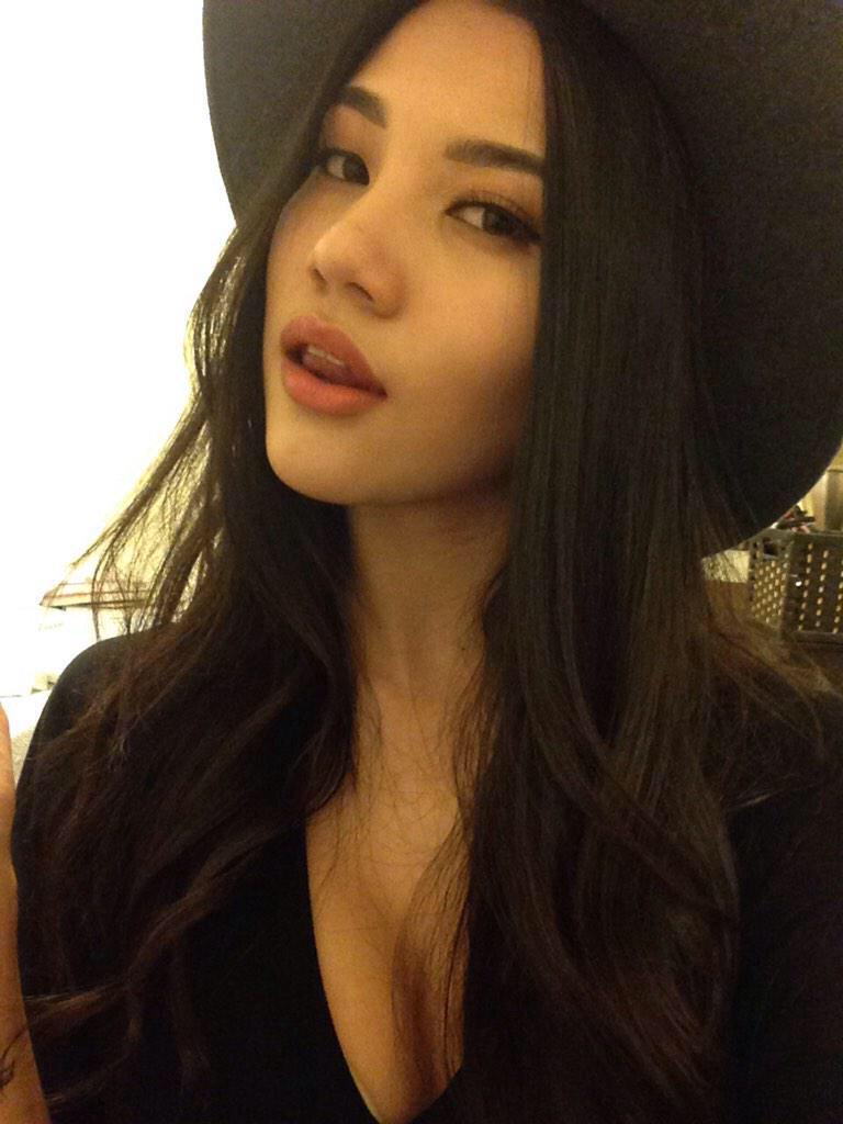 renwakgdr's tweet photo. —you like it? the bedroom’s my runway, slap me. I’m pinned to the doorway, kiss, bite, fuck me. http://t.co/NaaH08NucW