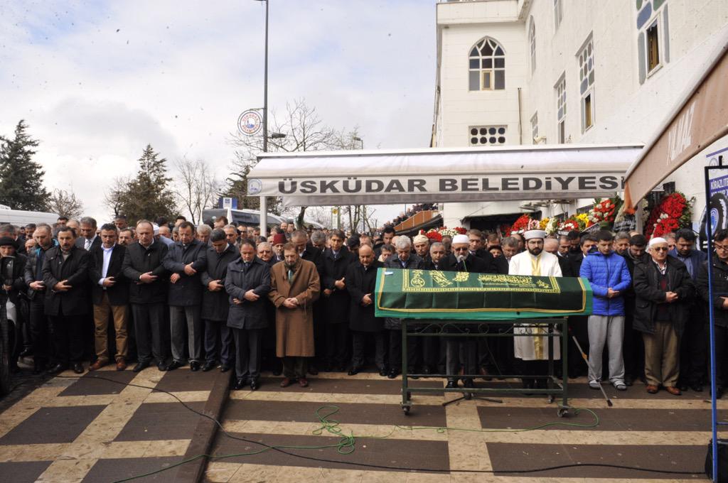 hilmiturkmen34's tweet photo. Babamın cenazesine katılan, taziyelerini bildiren ve acımızı paylaşan tüm dostlarımıza teşekkür ederim. http://t.co/NRQwrMZWPs