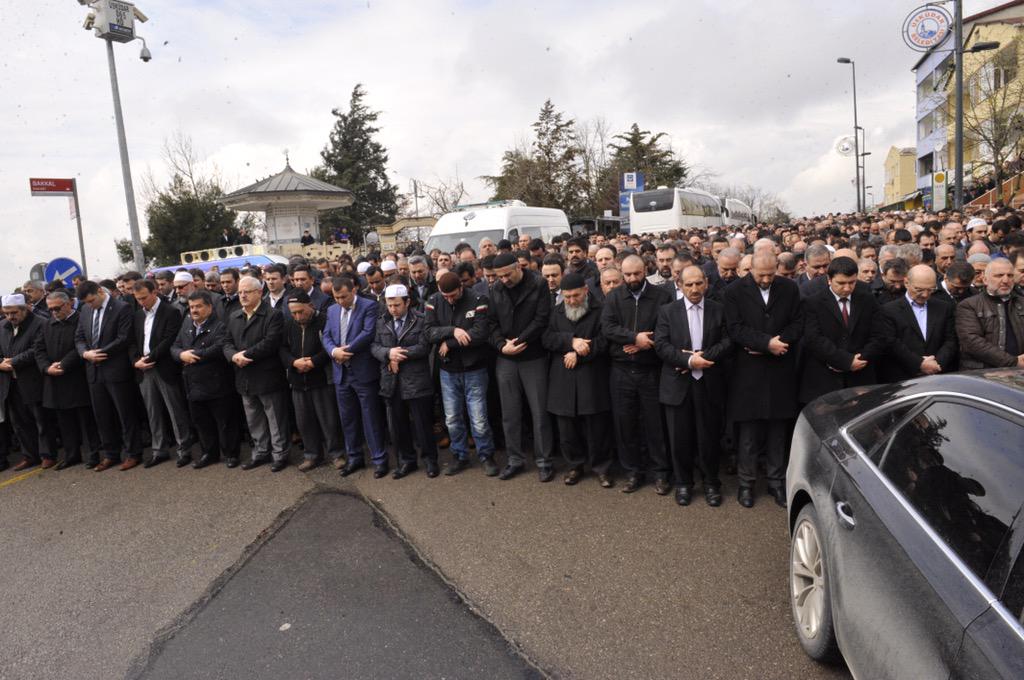 hilmiturkmen34's tweet photo. Babamın cenazesine katılan, taziyelerini bildiren ve acımızı paylaşan tüm dostlarımıza teşekkür ederim. http://t.co/NRQwrMZWPs
