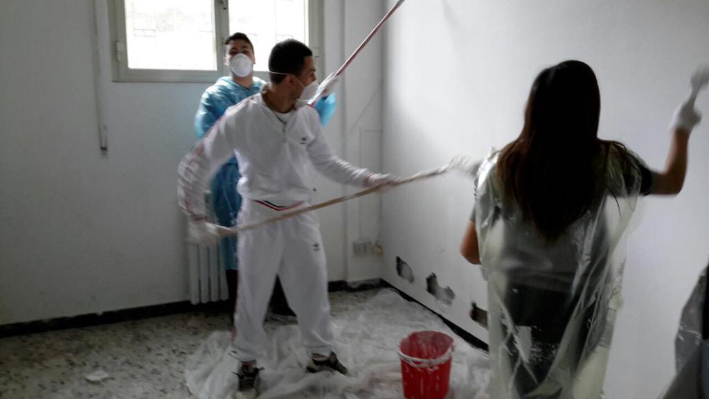 alea70's tweet photo. #Buonascuola alunni scuola media realizzano graffito #scuoladelfare @Mingus2011B @lucianopes @amameli @latiranna http://t.co/42RE8LoOoK