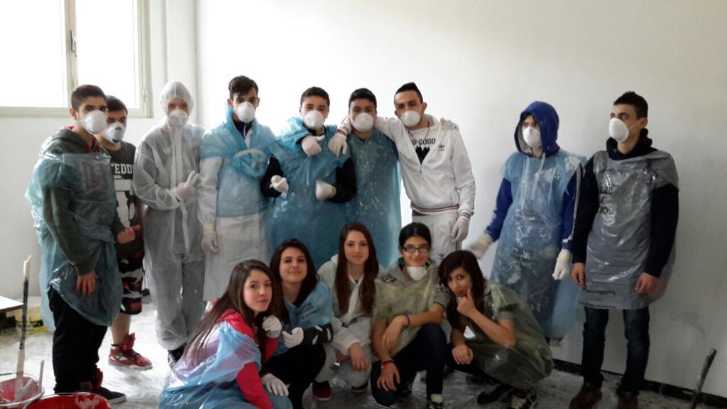 alea70's tweet photo. #Buonascuola alunni scuola media realizzano graffito #scuoladelfare @Mingus2011B @lucianopes @amameli @latiranna http://t.co/42RE8LoOoK