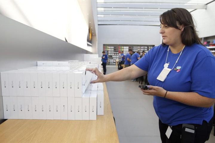 jillmount2's tweet photo. RT"@globalnews:Apple extends trade-in program to Android,BlackBerry devices:http://t.co/kWn35NUAK4 #cdntech http://t.co/huduvrozne”#MRU3841